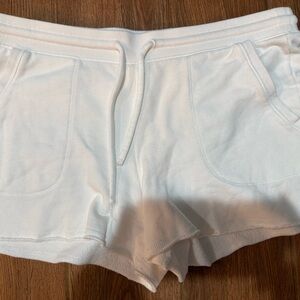 Vineyard Vines Women's White Athletic Shorts w/ pockets - medium - 3” inseam